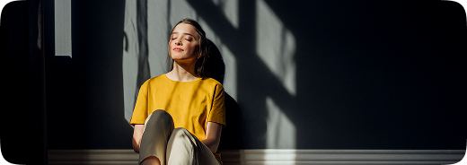 femme pull jaune